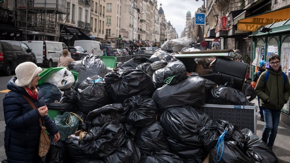 La basura se sigue acumulando en las calles de la capital francesa por la huelga.