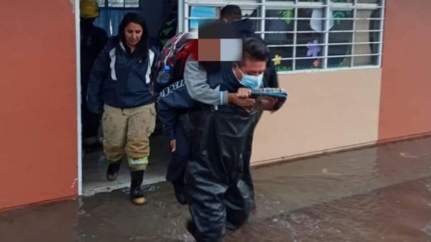 VIDEO: en hombros, así rescataron a 48 niños que estaban atrapados en su escuela inundada