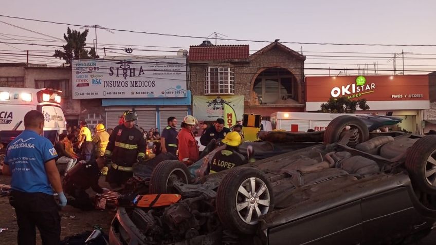 Cuatro lesionados al caer vehículo sobre una camioneta