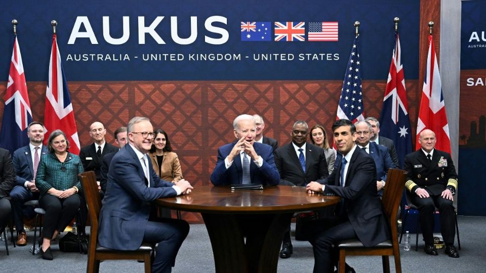 El presidente de los Estados Unidos, Joe Biden (centro), participa en una reunión trilateral con el primer ministro británico, Rishi Sunak (derecha), y el primer ministro de Australia, Anthony Albanese (izquierda), durante la cumbre AUKUS el 13 de marzo de 2023, en la Base Naval de Point Loma en San Diego, California.