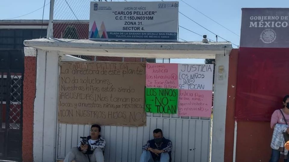 Los padres de familia se manifestaron afuera de las instalaciones para exigir justicia y la destitución de la directora.