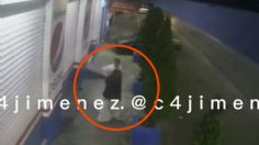 VIDEO | Se acababan de casar: sujeto golpea y patea a una mujer que aún llevaba el vestido de novia