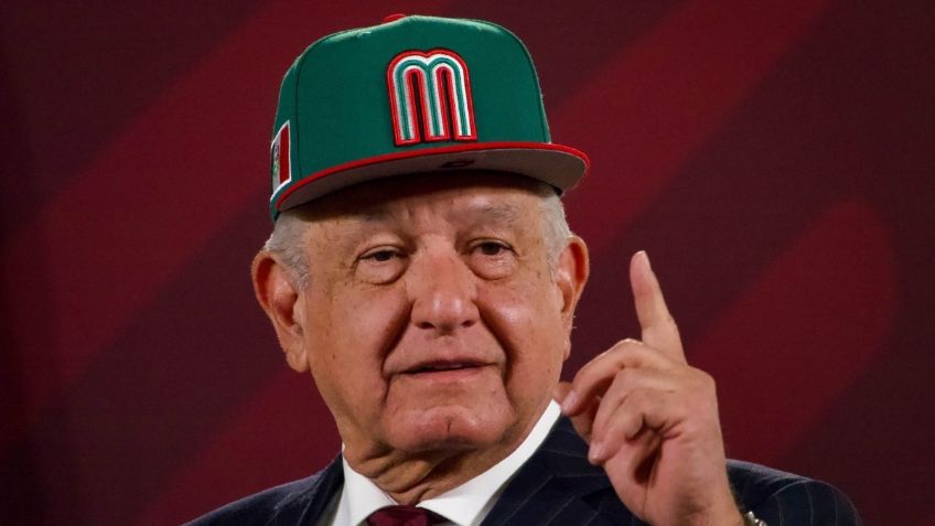 AMLO llega desvelado y contento a la mañanera por el triunfo de la Selección Mexicana de Beisbol