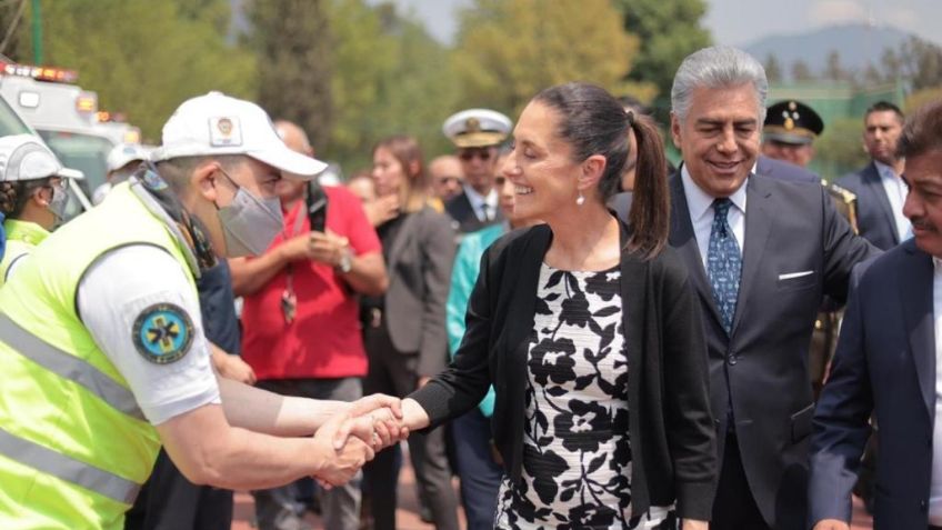 Claudia Sheinbaum da banderazo de salida a 25 ambulancias: "van a permitir igualar los tiempos de atención en las alcaldías"