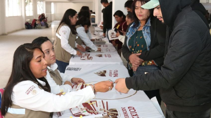 Entregan tarjetas de bienestar a escuelas del Estado de México