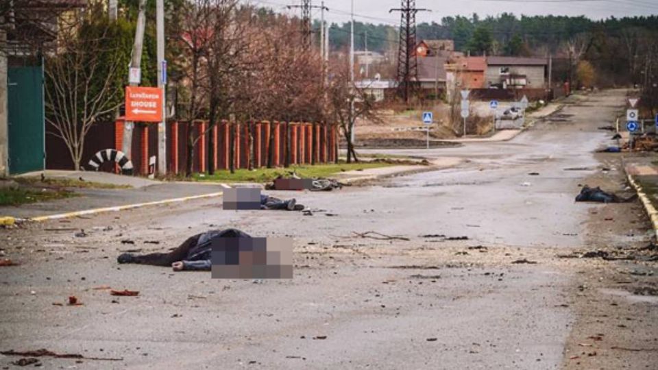 La mujer encontró filas de cadáveres en el suelo.