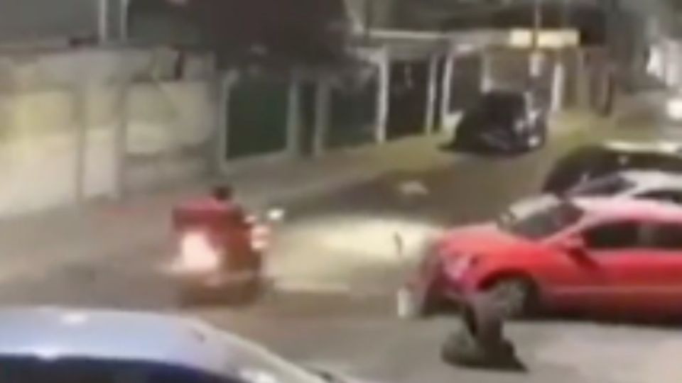 El joven fue despojado de sus pertenencias en la colonia Jardín Balbuena. FOTO TW: captura de video