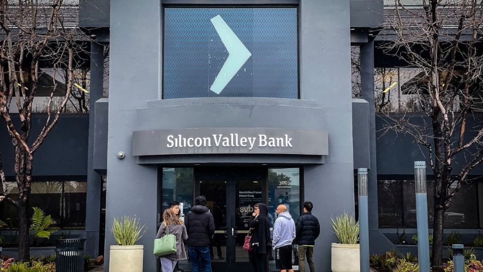 El colapso del Silicon Valley Bank ha estremecido a la industria tecnológica y ha causado angustia entre individuos o corporaciones que tienen depósitos en esa institución financiera,