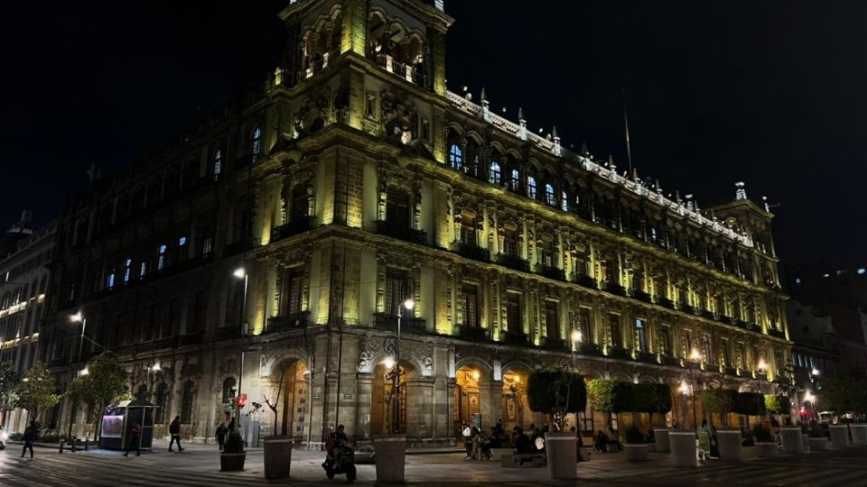 Diversos edificios fueron iluminados de amarillo por un tema de salud que afecta a las mujeres, la endometriosis