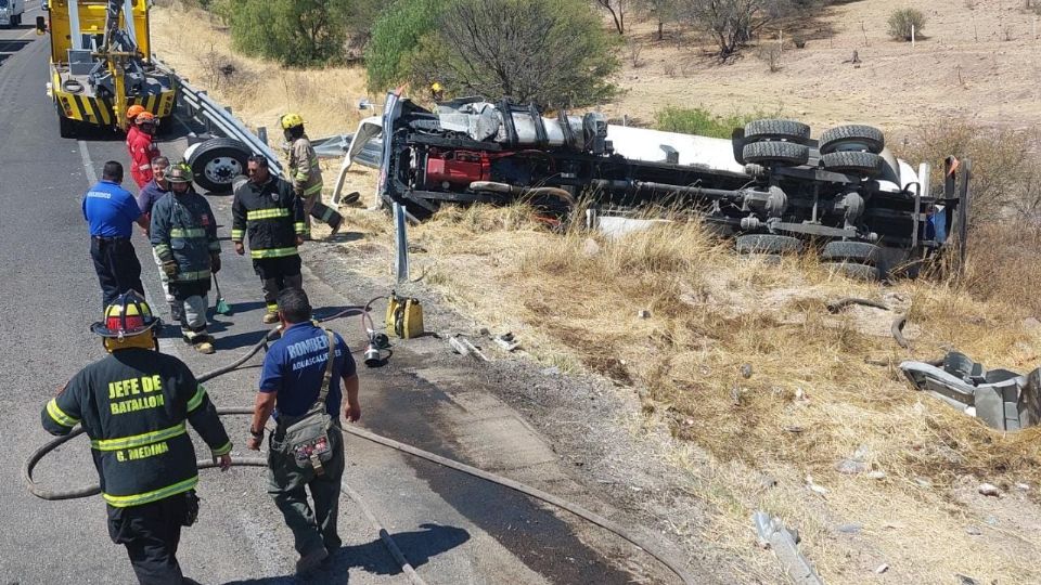 Se estaba derramando el líquido  flamable llegara hasta un bordo cercano.