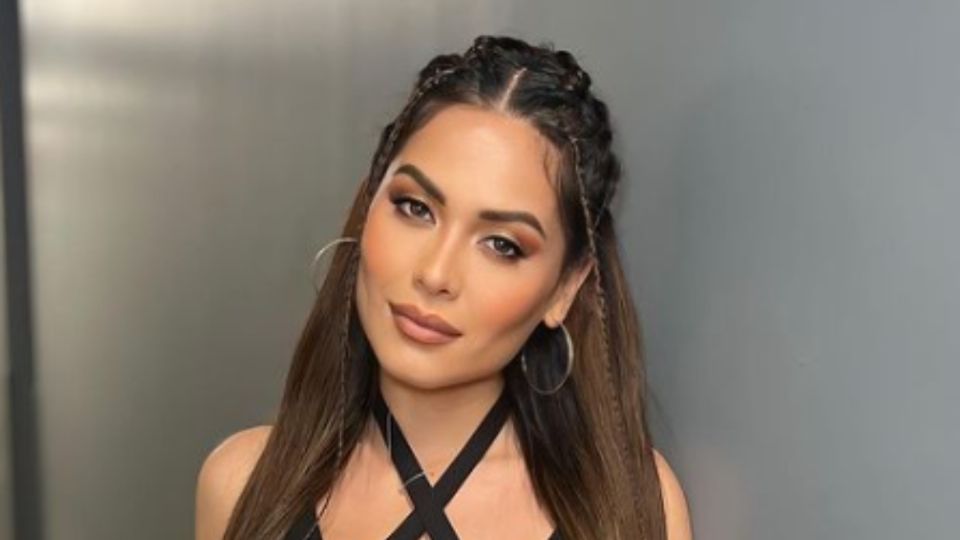 Andrea Meza presume su figura con cómodo look al estilo Y2K