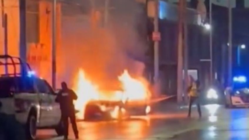 VIDEO: el momento exacto en que se incendia un taxi de app en Circuito Interior Río Churubusco