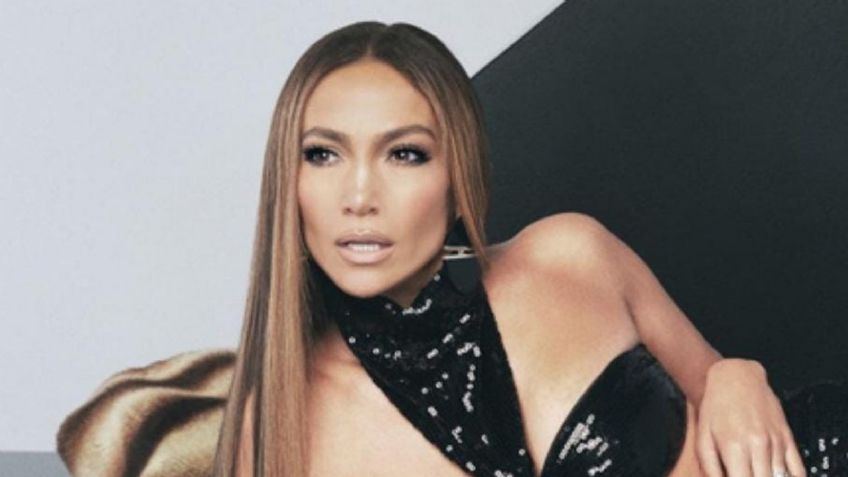 JLo conquista Instagram con arriesgado vestido de transparencias