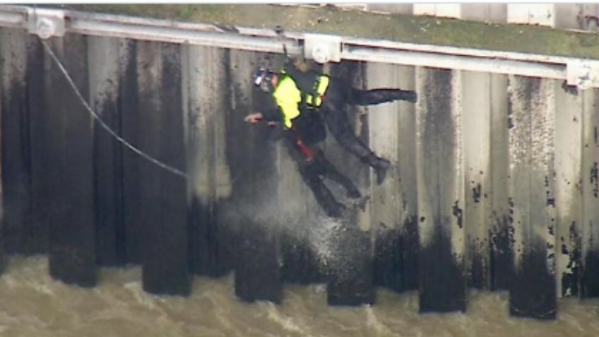 VIDEO: el dramático rescate de un hombre que era arrastrado por un río de Los Ángeles