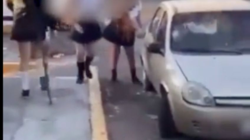 VIDEO: un hombre se tocó frente a varias chicas y ellas responden apedreando su auto