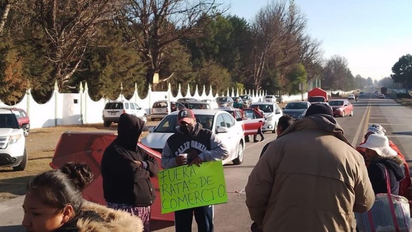 Vendedores ambulantes bloquean carretera de Veracruz: habían sido desalojados de forma violenta