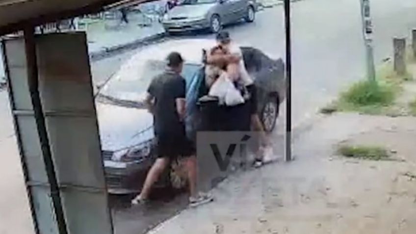 VIDEO | Brutal robo de auto casi le cuesta la vida a una mujer: asaltantes la arrastraron y la golpearon