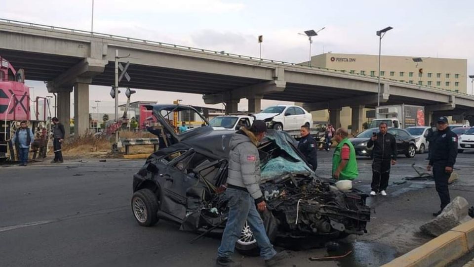 El joven que estaba dentro de su auto sin poderse mover, se mostraba bastante herido, sin embargo, tuvo que permanecer dentro de su vehículo hasta que equipos de emergencia llegaron al lugar