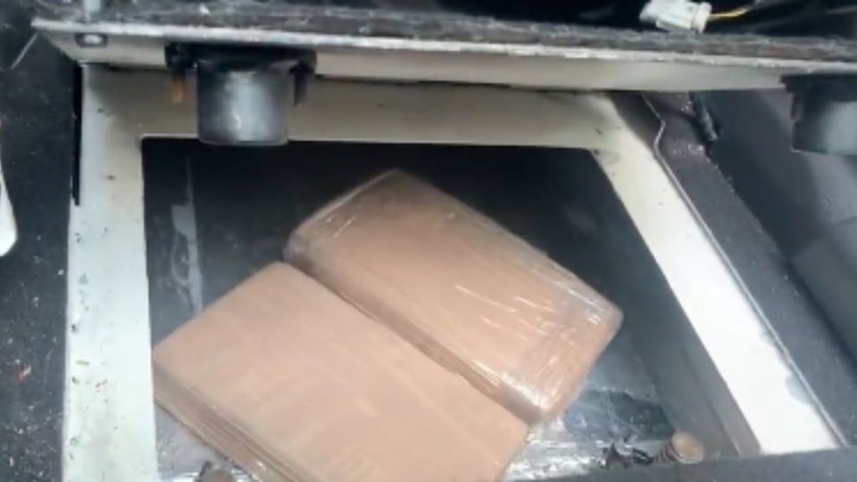 Las autoridades encontraron dos paquetes aparentemente de cocaína. FOTO: Captura de video