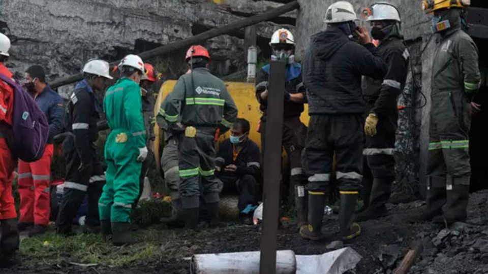 Equipos de rescate trabajaron intensamente para ayudar a los mineros atrapados.