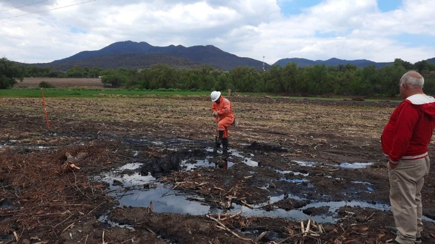 Vecinos detectaron un olor intenso y denunciaron, resultó ser una fuga de huachicol que contaminó el Río Tula