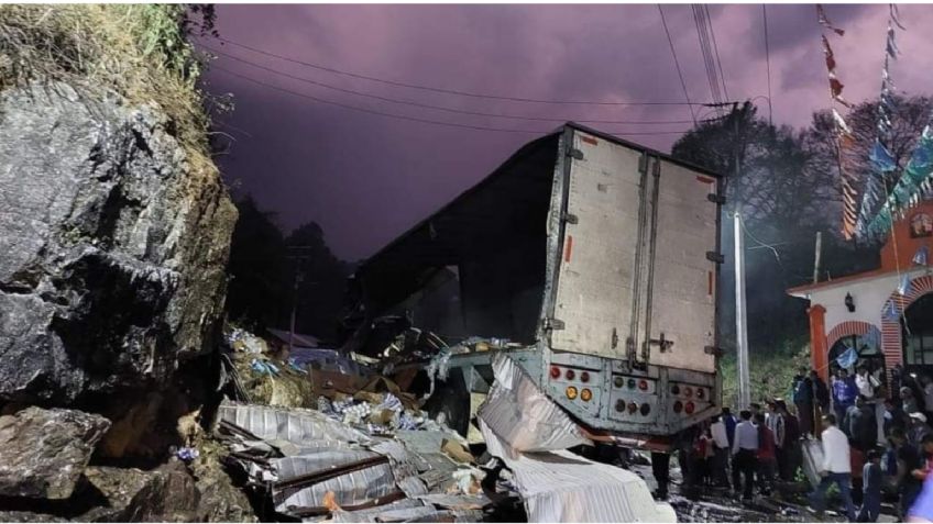 VIDEO | Aparatoso choque en Chiapas: tráiler se queda sin frenos y deja al menos 25 heridos