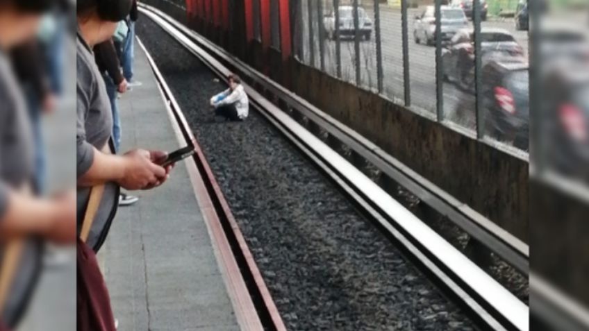 Metro CDMX: captan a joven sentado en las vías en la estación Xola