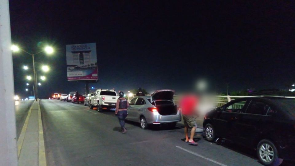 Tras el incidente, se registró una larga fila de autos.