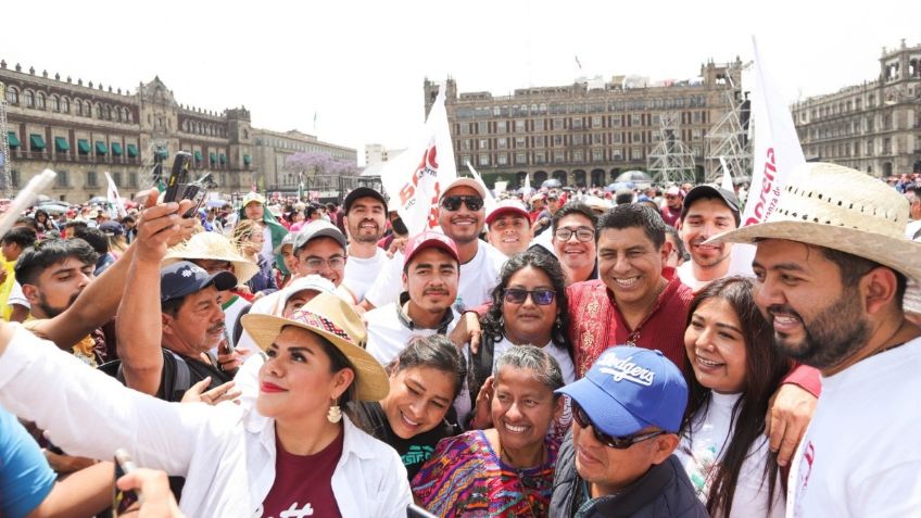 Miembros del gabinete, políticos y otros personajes acompañaron a AMLO al Zócalo