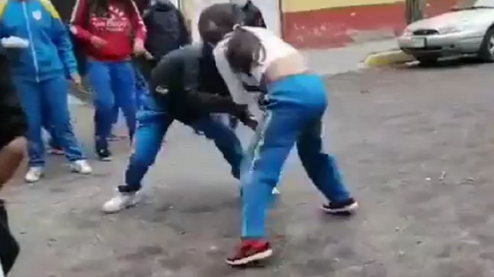 Las jóvenes fueron captadas peleándose en la calle.