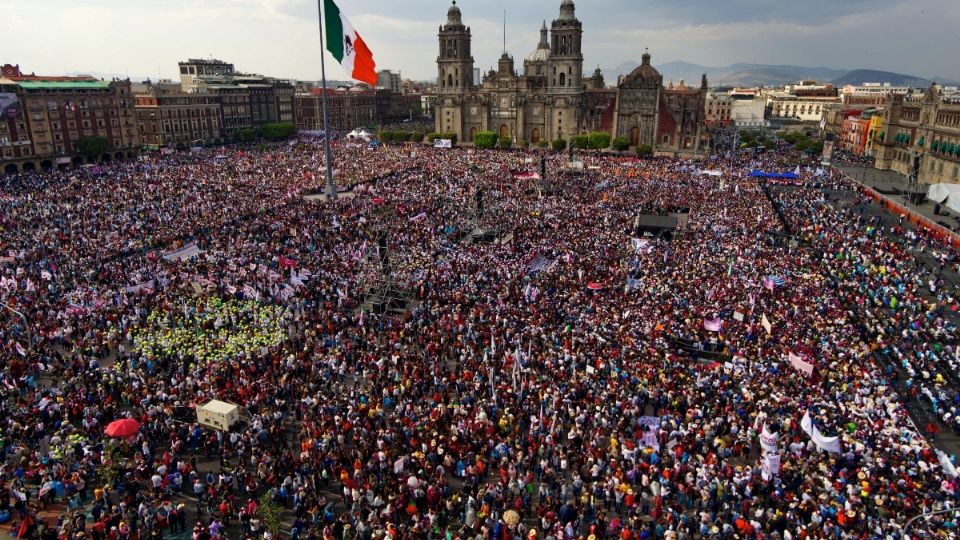 Miles de personas de todo el país acompañaron al presidente al Zócalo.