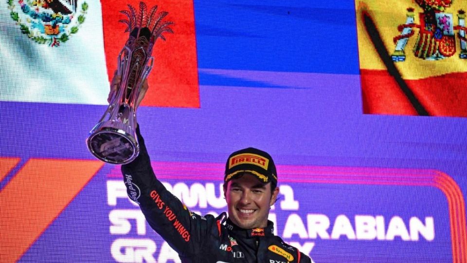 
El piloto mexicano de Red Bull Racing, Sergio Pérez, celebra con el trofeo en el podio después de ganar el Gran Premio de Fórmula Uno de Arabia Saudita en el Circuito Jeddah Corniche en Jeddah el 19 de marzo de 2023.