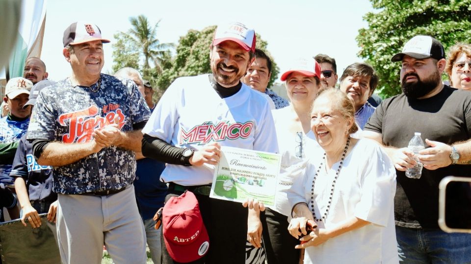 Hacen entrega de espacio deportivo en Pijijiapan