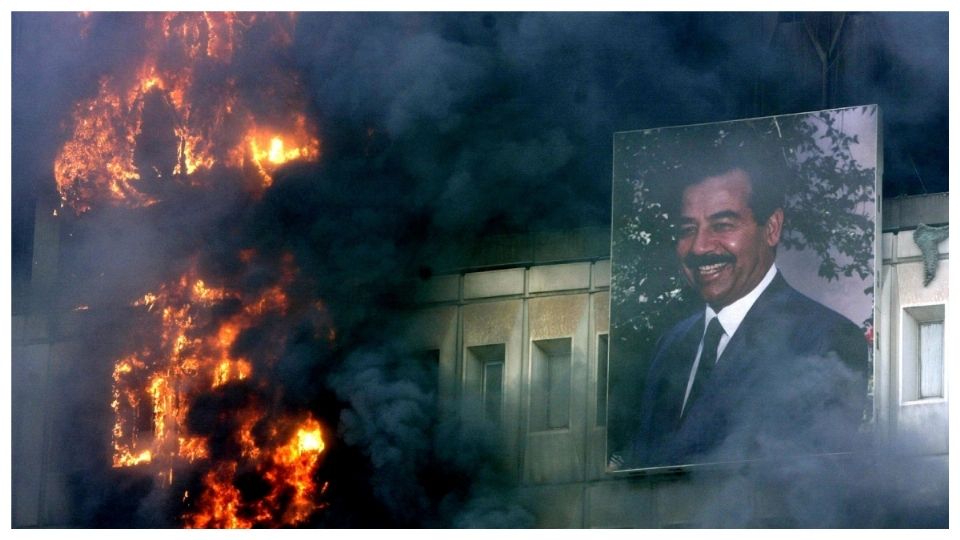 Un retrato de Hussein colgaba en el edificio en llamas del Ministerio de Transporte y Comunicaciones, en 2003