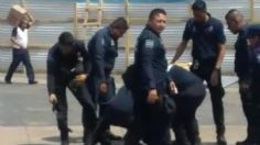 Policías de Tapachula someten y golpean a migrante