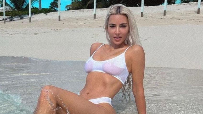 Kim Kardashian revive las cadenas a la cintura para lucir con microbikinis