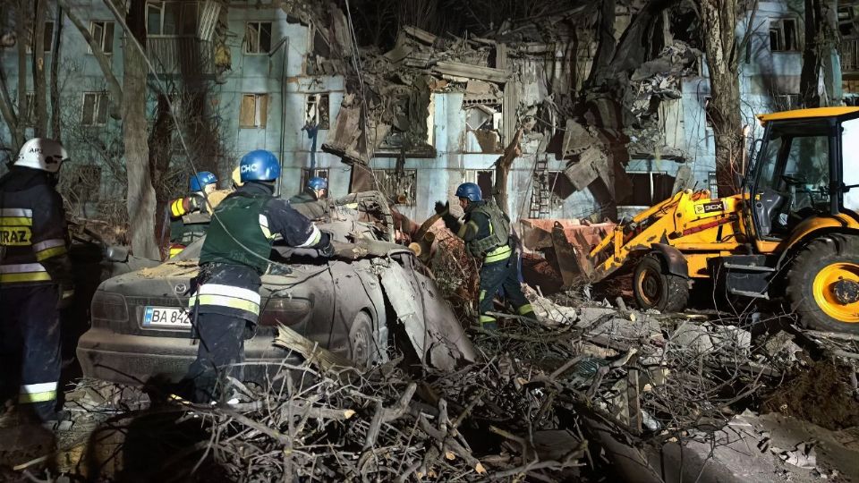 Los cuerpos de rescate laboran en la zona.