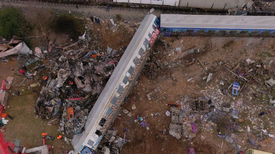 Esta fotografía aérea de un dron tomada el 1 de marzo de 2023 muestra equipos de emergencia examinando los restos después de un accidente de tren en el valle de Tempi cerca de Larissa, Grecia.