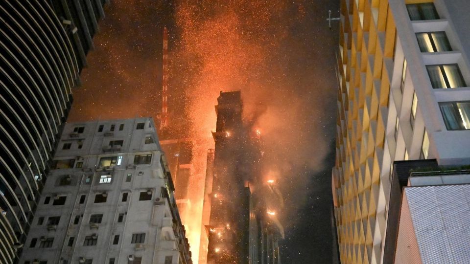 Se produce un incendio en un edificio de oficinas en Tsim Sha Tsui, en Hong Kong, a principios del 3 de marzo de 2023.