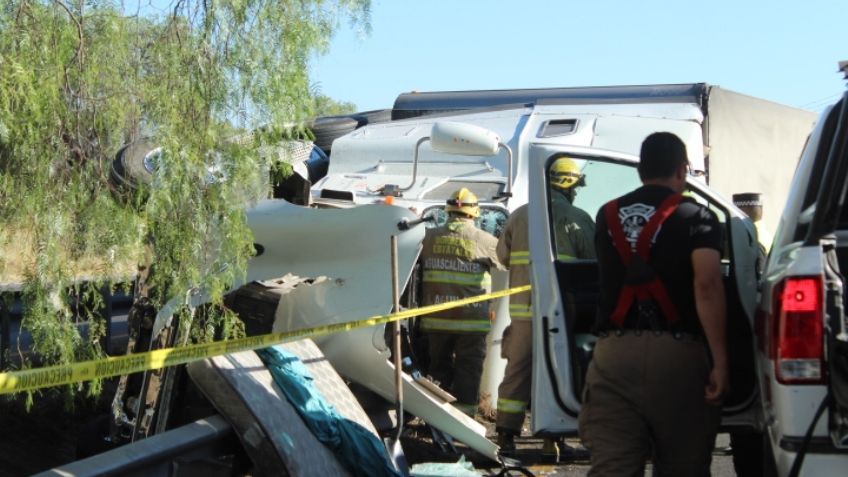 Identifican al trailero que murió en una volcadura