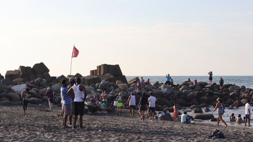 Tiburones a la vista en Chiapas: turistas ignoran alerta preventiva y abarrotan playas de Tapachula