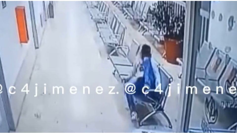 Al final, el hombre, identificado como Mario Sánchez, termina por desatornillar el respaldo del asiento