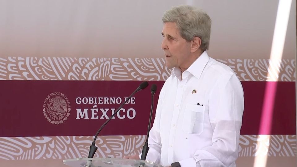 John Kerry llegó acompañado del embajador Ken Salazar