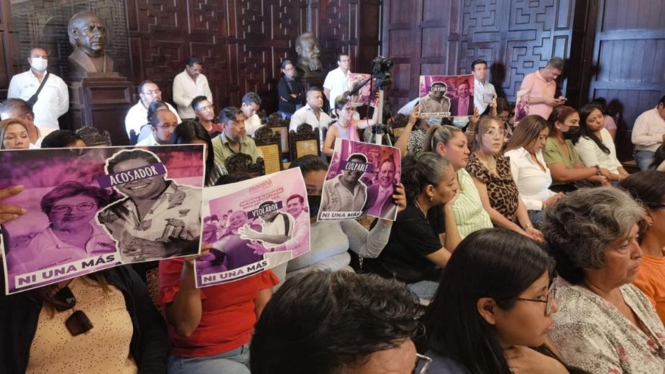 Integrantes de colectivas feministas protestaron durante la Sesión de Cabildo del ayuntamiento de Veracruz