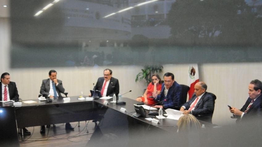 Senadores del PRI inician "encerrona" para definir futuro de Osorio Chong