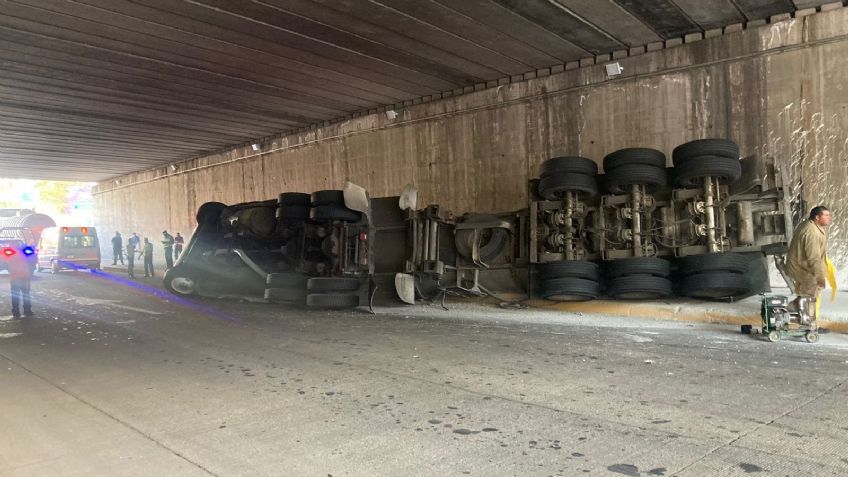 Caos en la México-Pachuca: volcadura de pipa bajo puente genera filas kilométricas de autos