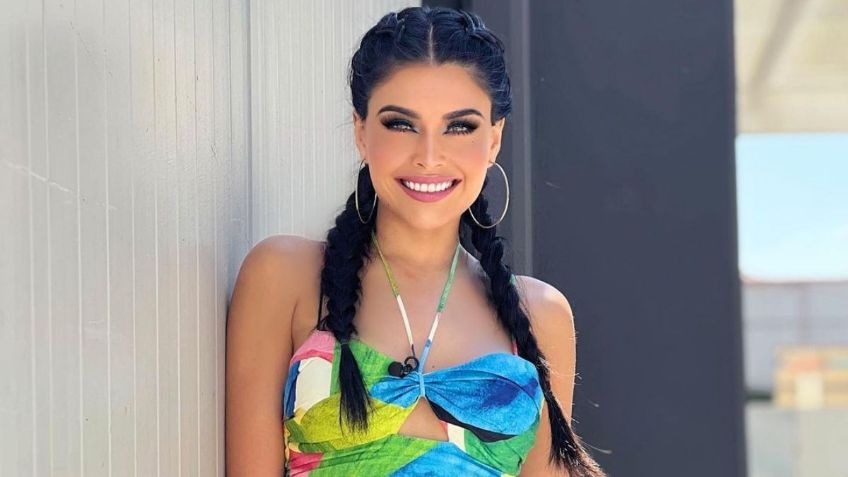 Kristal Silva se corona como la reina de los minivestidos con este modelo de botones al frente