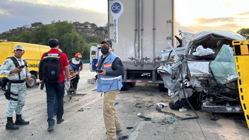 Aparatoso accidente sobre la carretera 57, tramo San Juan del Río-Querétaro, deja 11 personas lesionadas