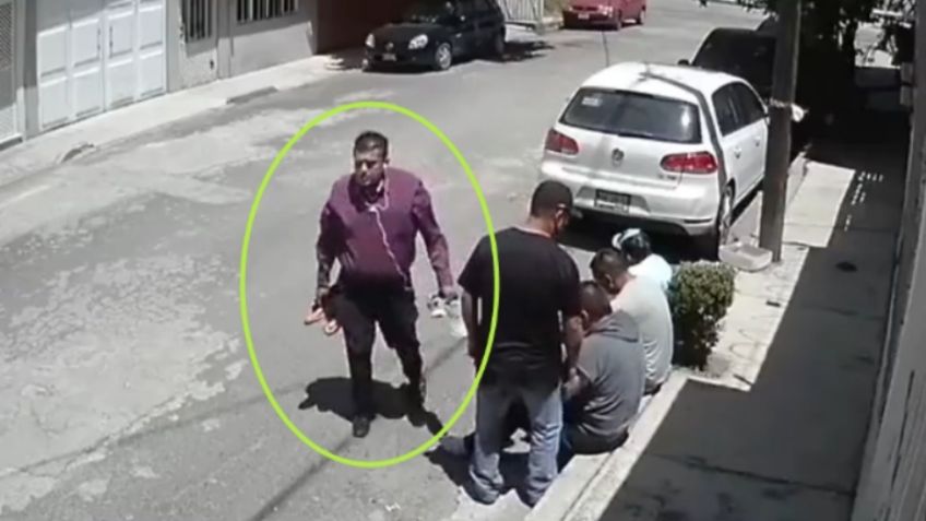 VIDEO | Les robaron hasta los tenis: captan violento asalto contra dos hombres a punta de pistola