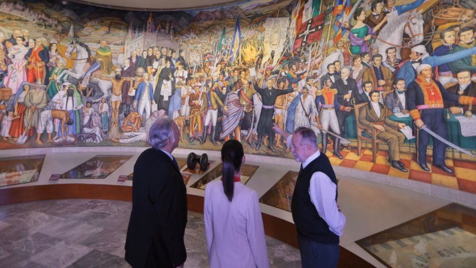 Claudia Shienbaum y Miguel Torruco observan el mural del Museo Nacional de Historia. Imagen de archivo.